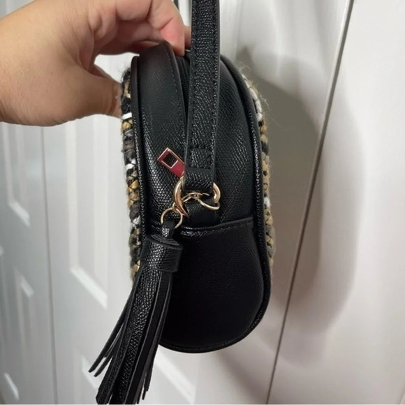 Mellow World "Vicky" Woven Chevron Design Tassel Detailed Crossbody Bag - Picture 6 of 10